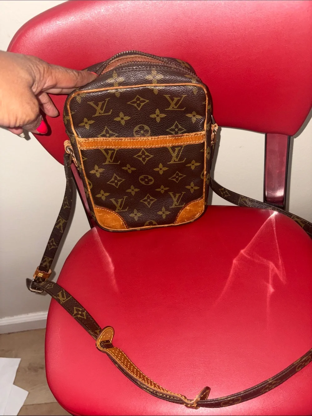 Louis Vuitton Danube Monogram Crossbody both sides have been repaired - Picture 12 of 13